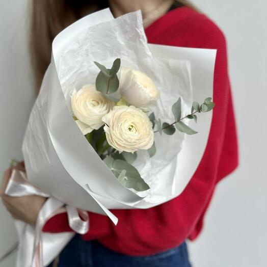 Милый букет ранункулюсов с эвкалиптом