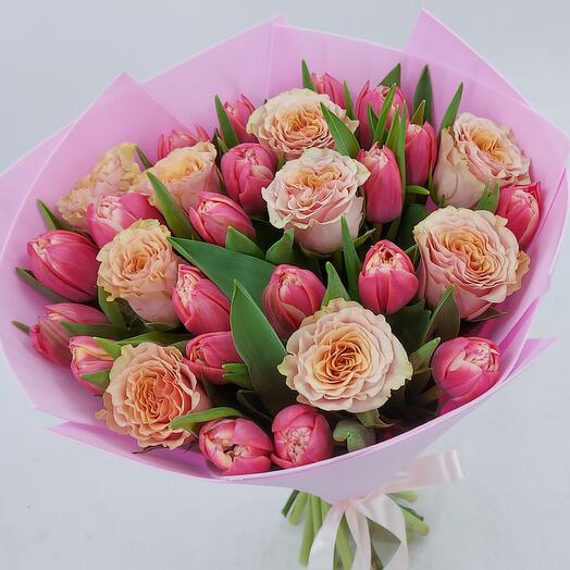 Букет из пиодновидных тюльпанов и персиковых роз