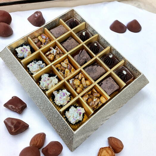 Assorted petit four box of 20 pieces