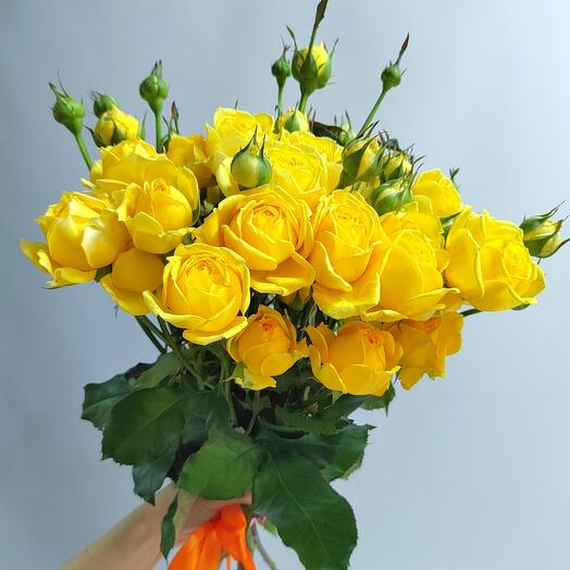 Букет из кустовой розы под ленту