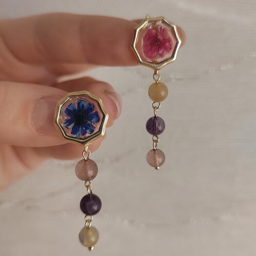 Серьги из микса камней: аметист, цитрин и клубничный кварц, со вставкой из эпоксидной смолы и сухоцветов