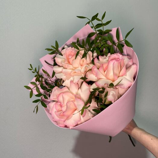 3 rosas francesas con vegetación