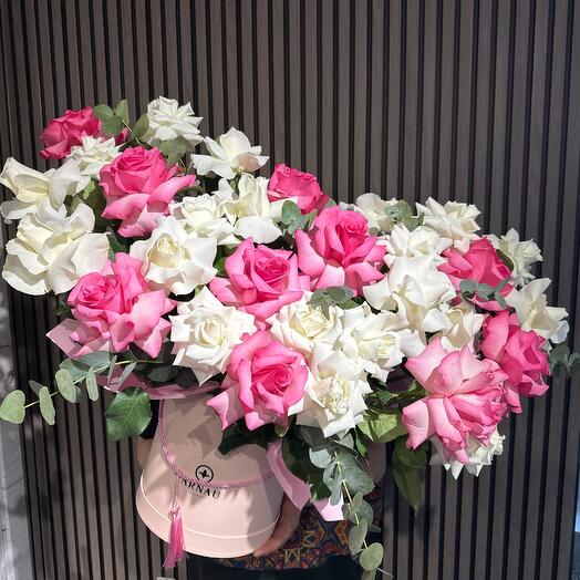 Раскрытые розы в коробке