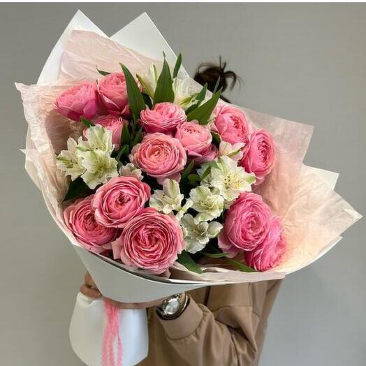 A gorgeous bouquet with bushy peony-shaped roses