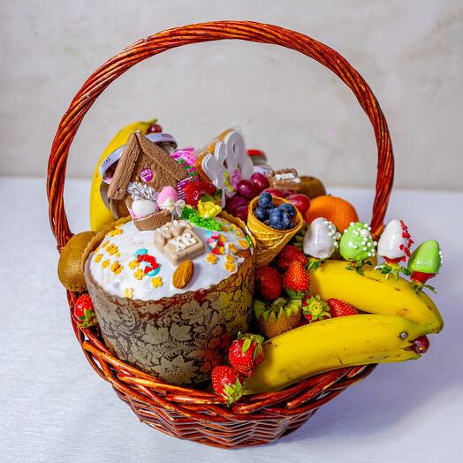 Корзина с куличей и с фруктами