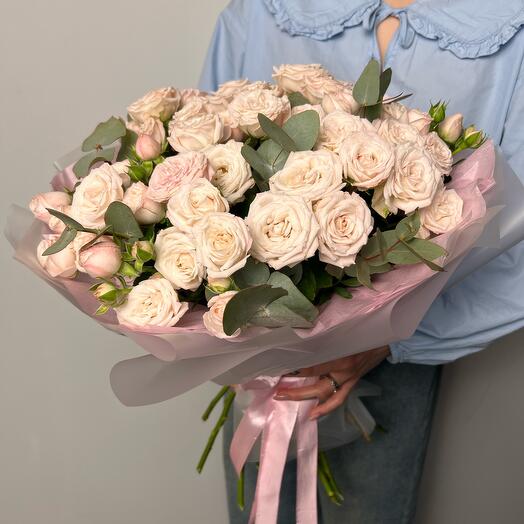 Букет из пышных нежно розовых кустовых роз с эвкалиптом