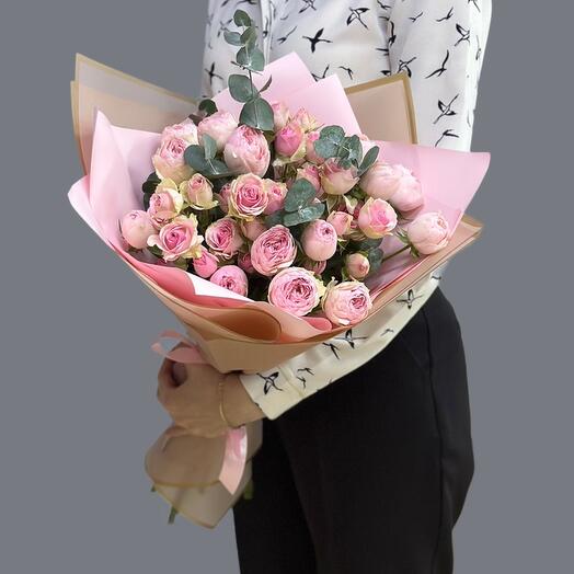 Ramo de mezcla con peonías y rosas de arbusto