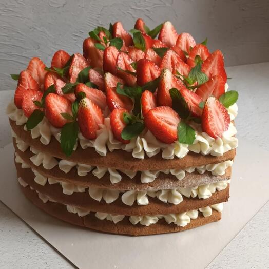 Открытый медовик с клубникой