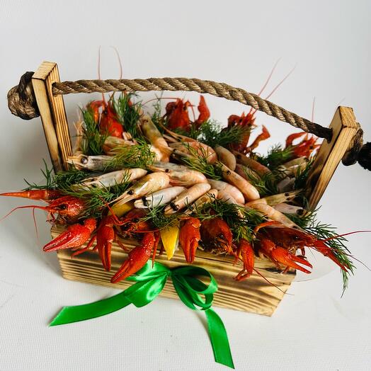 Деревянный ящик с раками и креветками