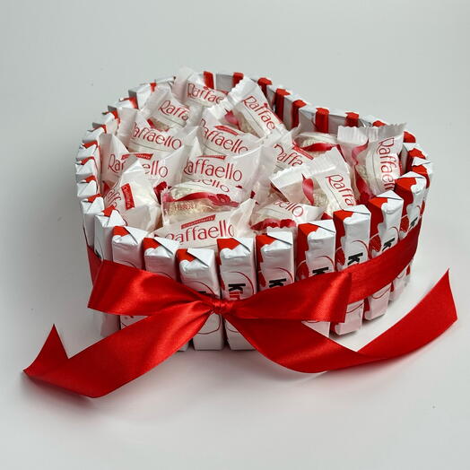 Сердце из киндеров и рафаэлло