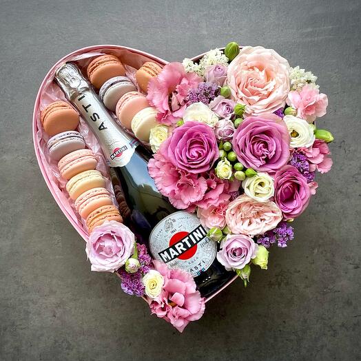 Pink heart with Martini Asti and macarons size L