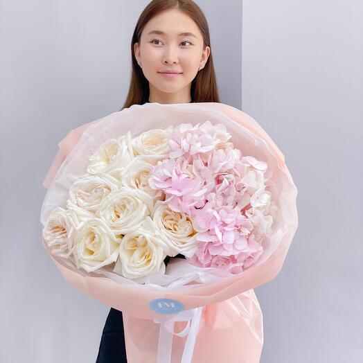 Пионовидные розы с гортензиями