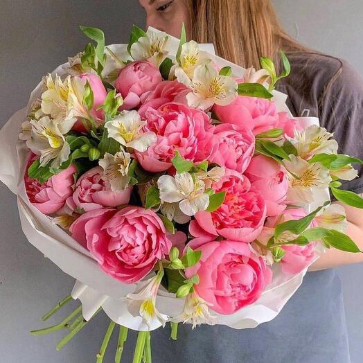 Bouquet of pink peonies and alstroemeria