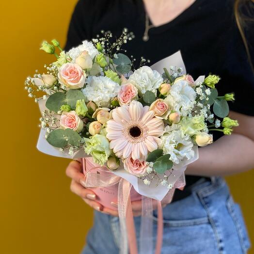 Elegant composition with gerbera and delicate lisianthus (305)