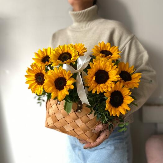 Корзина с 9 подсолнухами