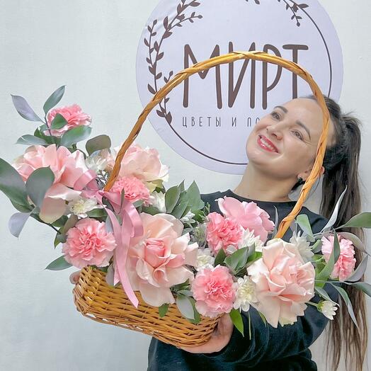 Нежный букет в корзине с шикарными розово-фисташковыми французскими розами, похожими на пионы и кружевными диантусами🤍🥰