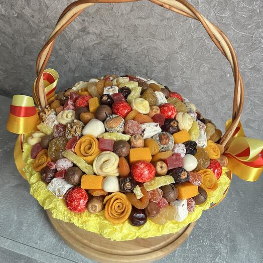 Корзина с сухофруктами