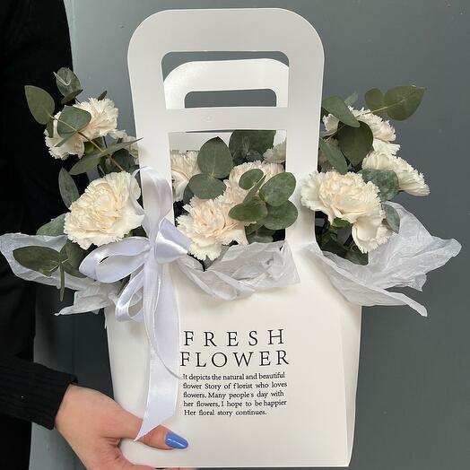 11 dianthuses in a Romantic gift bag