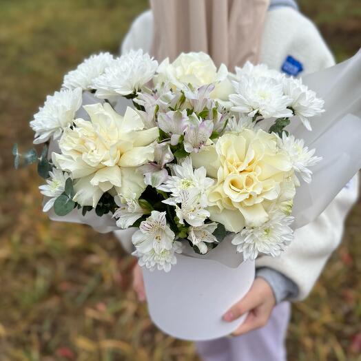 Белая композиция в шляпной коробке (французская роза, альстромерия, хризантема Алтай 2)