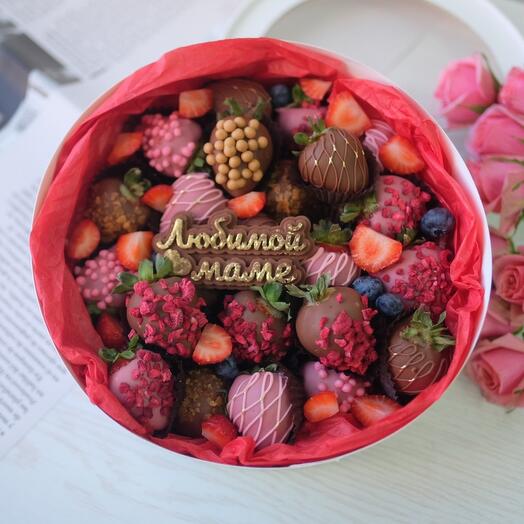 Клубника в шоколаде "Любимой маме", L