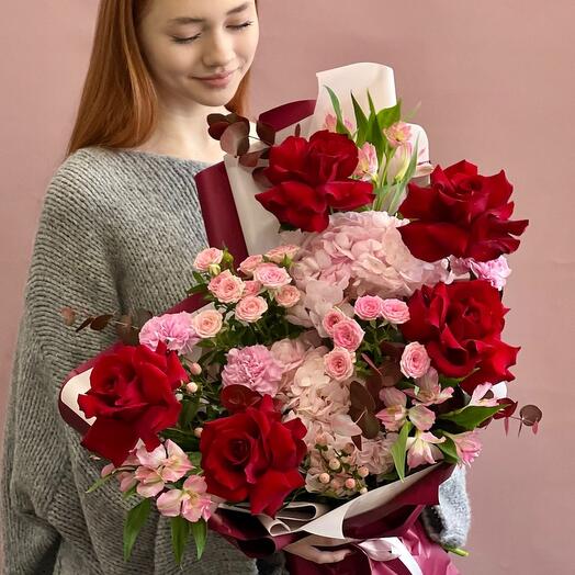 Яркий букет в красно - розовой гамме (размер М) С045