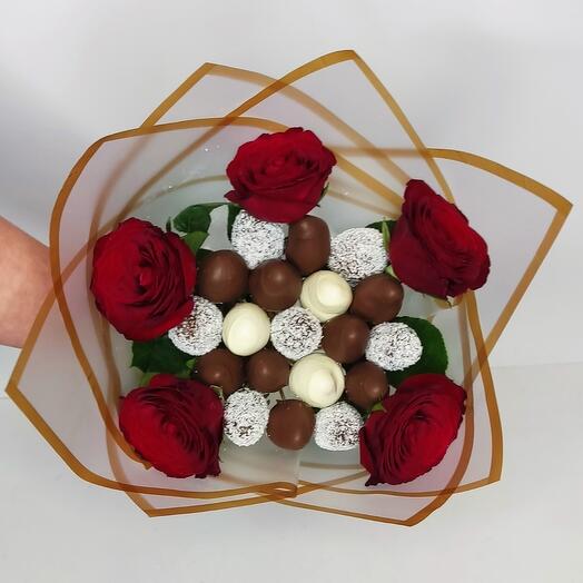 Букет из клубники в шоколаде с розами