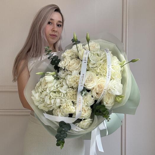 Букет из гортензий, роз и лизиантусов