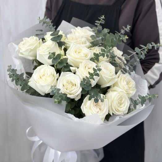 Букет 15 белых роз и эвкалипт в оформлении