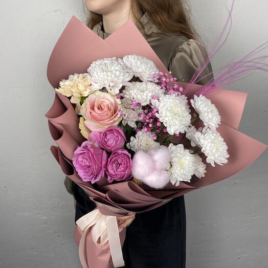 Букет з хризантемами, гіпсофілою, трояндою і кущовий піоновідной трояндою сорти місті