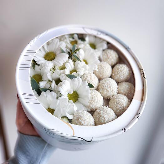 Цветочный бокс с конфетами Raffaello