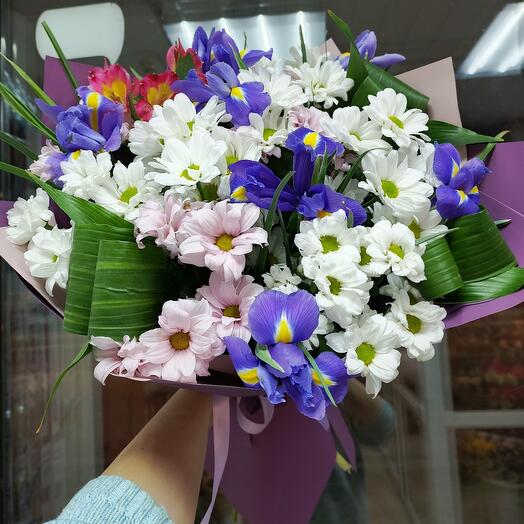 Букет с ирисами, хризантемой и альстромерией