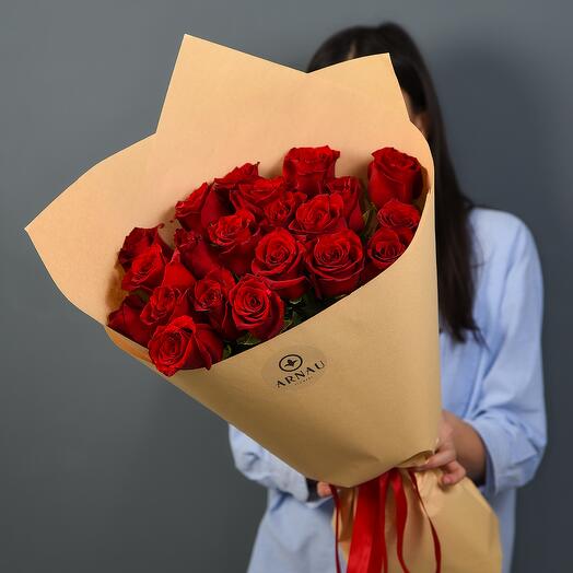 Классический букет из 21 красной розы в крафтовой упаковке