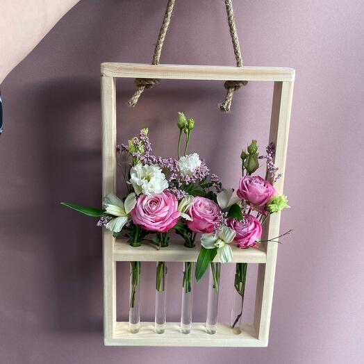 Стойка с кустовой розой и эустомой