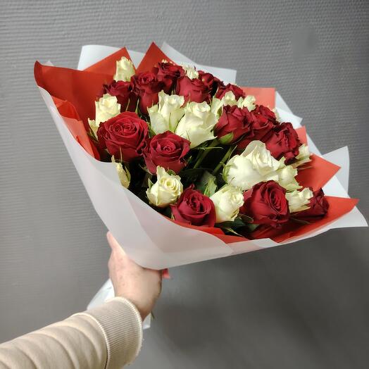 Красные и белые розы 35 шт. Микс
