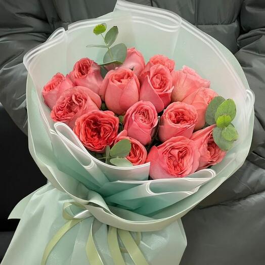 15 пионовидных роз c эвкалиптом