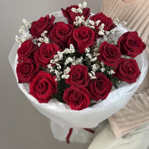 Rosas con Limonium en paquete blanco