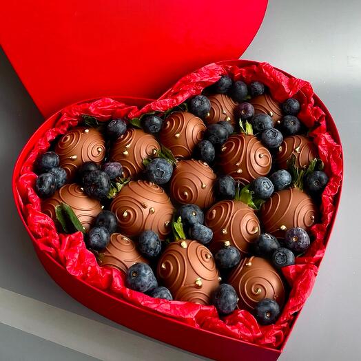 Fresas cubiertas de chocolate en forma de corazón