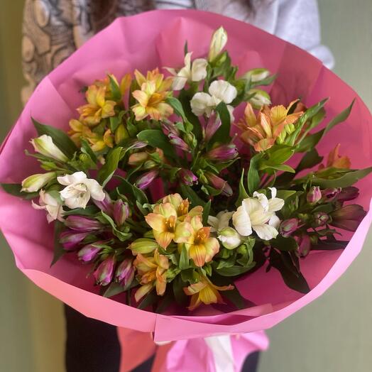 Букет разноцветных альстермерий