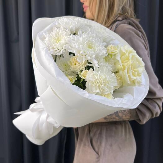 Букет белых роз, хризантем