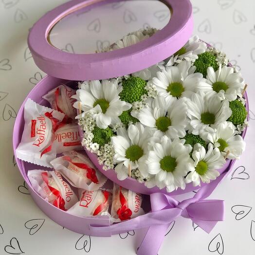 Цветы в коробке с рафаэлло