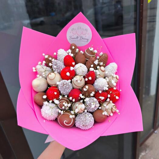 Средний Букет из клубник в шоколаде Sweet Berry "Сливочное мороженое" украшенный гипсофилой