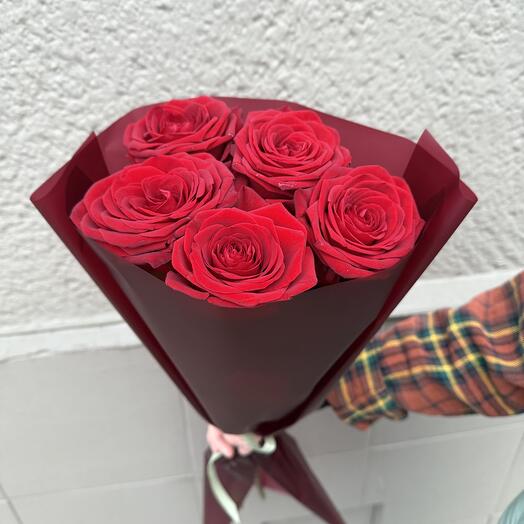 5 beautiful red roses