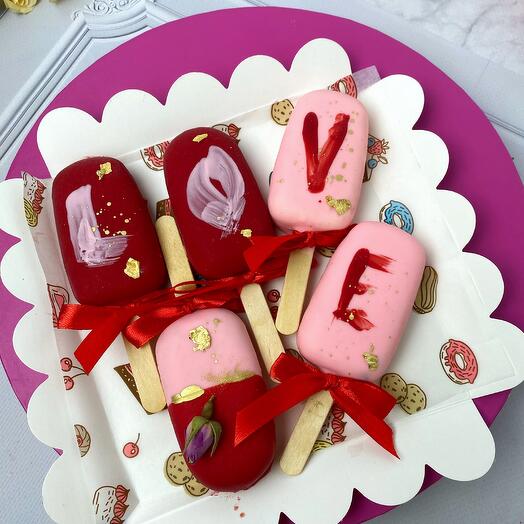 Set of "LOVE" cheesecakes