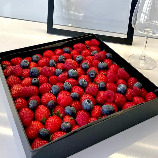 Свежие ягоды с клубникой, малиной и голубикой