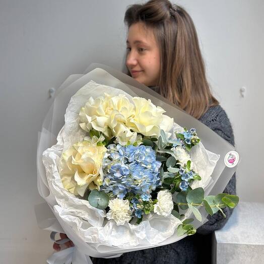 Авторский букет с голубой гортензией