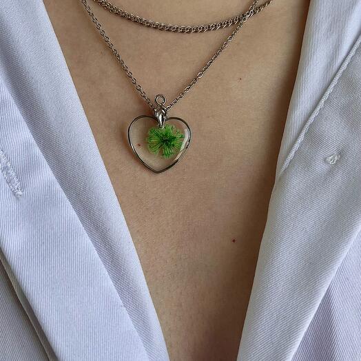 Подвеска-сердце с цветком гипсофилы зеленой