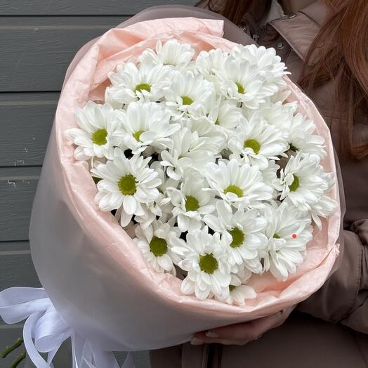 Нежный букет из 5 ромашковых хризантем
