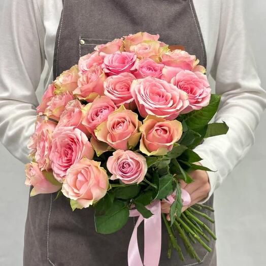 Bouquet of 25 green and pink roses with ribbon