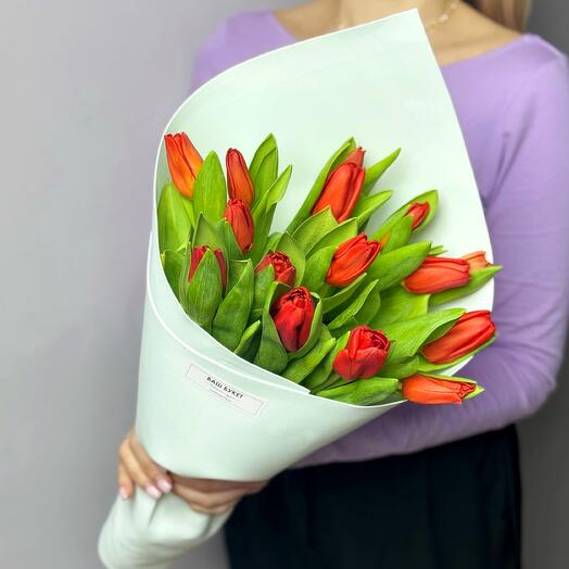Букет из 15 красных тюльпанов в фоамиране