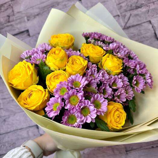 Пионовидные розы и сантини в ароматном букете 💛 Дофаминовый букет